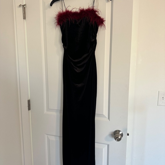 Honey & Rosie black velvet dress with slit & maroon feather trim - XS - Picture 7 of 7